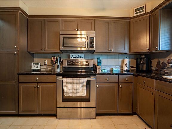 4th image of 12 Brookside Dr