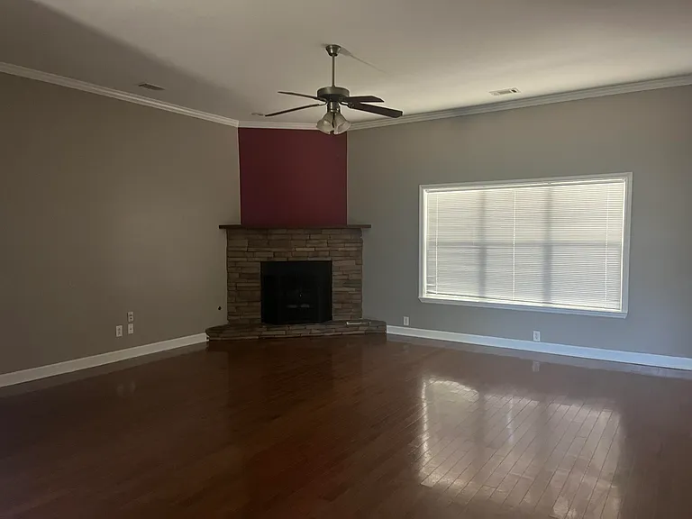 110 Stratford Ln — Photo 3