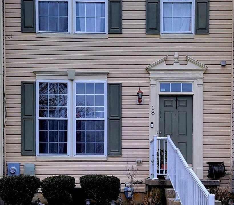 1st image of 18 Bridle Path Ct