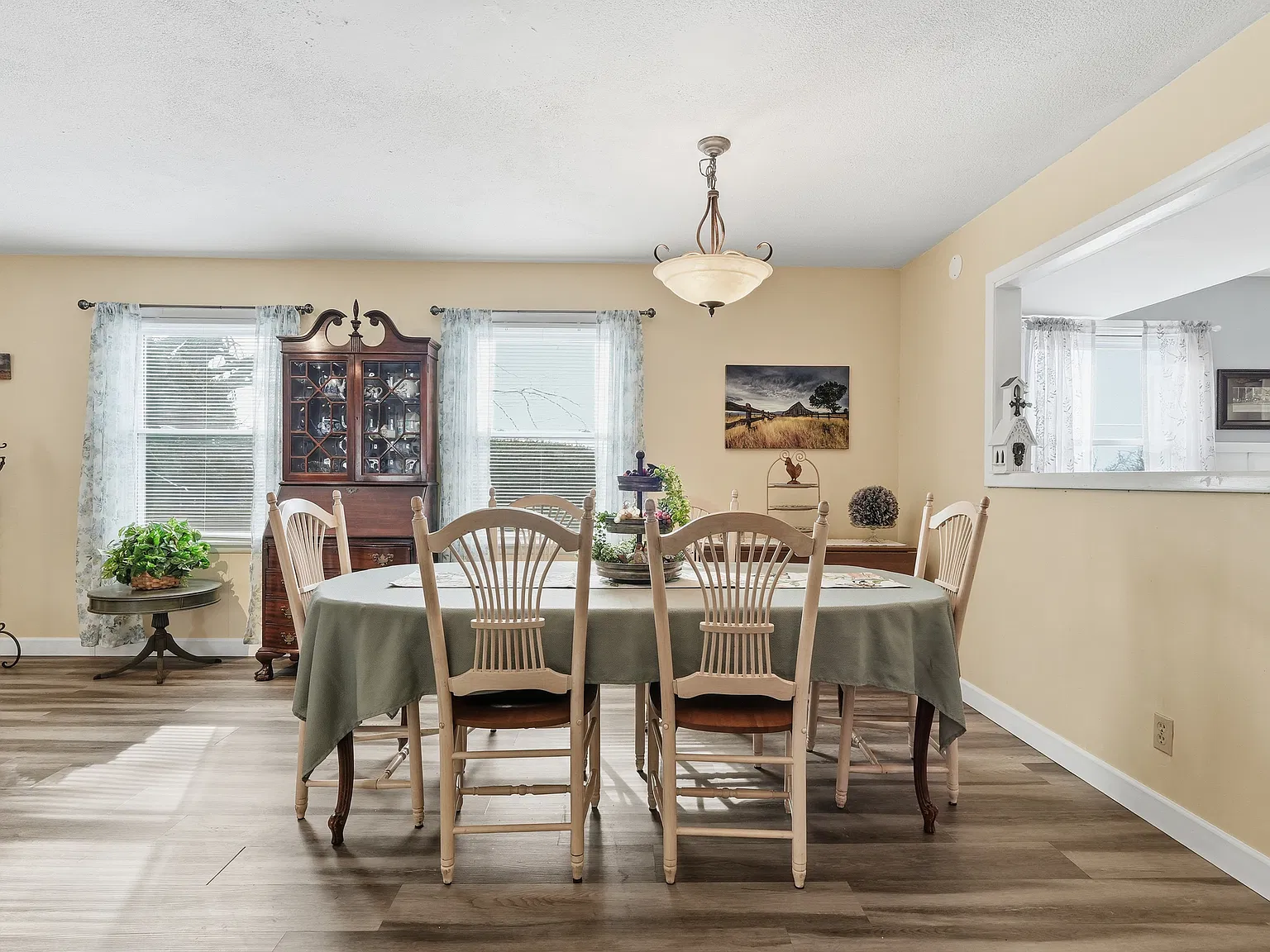 3 bed, 1.5 bath, 1900 sqft, $2,850 — Photo 4
