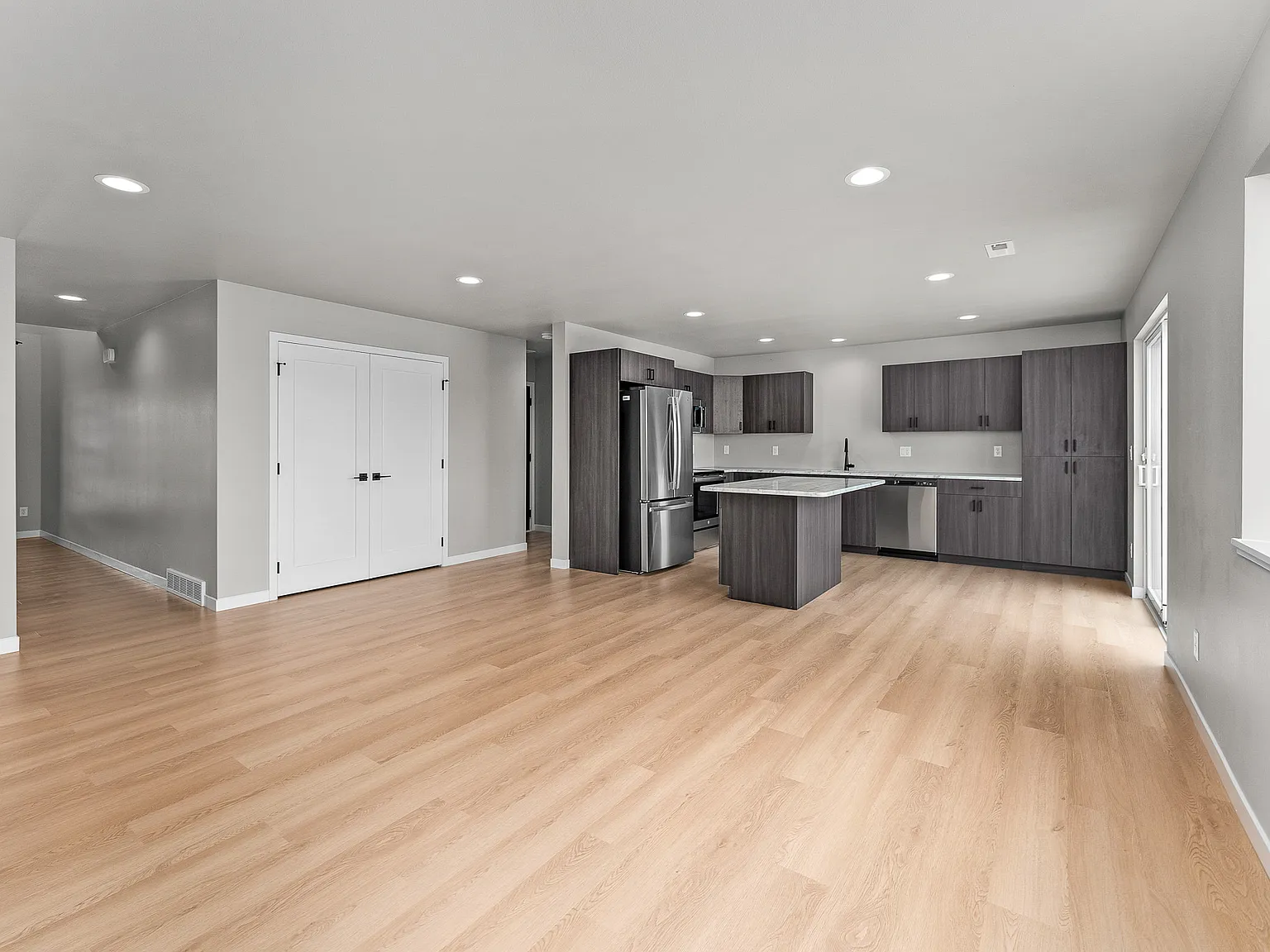3 bed, 2.5 bath, 1756 sqft, $2,050 — Photo 3