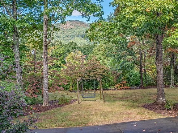 5th image of 215 Hillcrest Dr