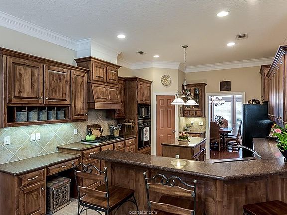 5th image of 829 Pine Valley Dr