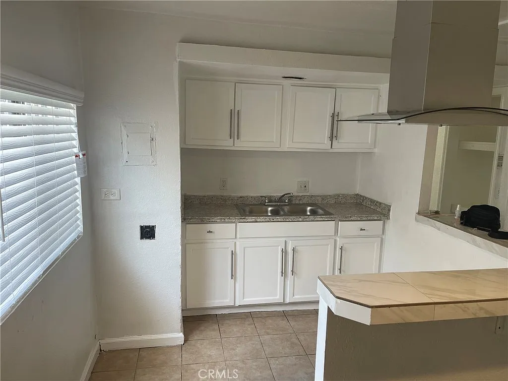 2 bed, 800 sqft, $2,400 — Photo 2