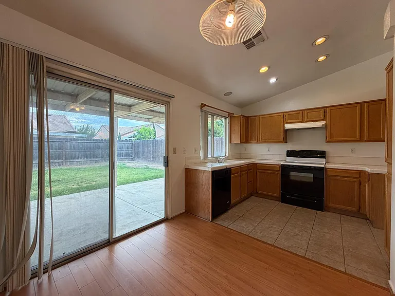 2350 E Fallbrook Ave — Photo 8