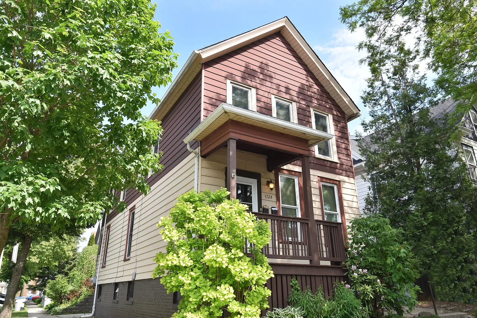 1724 N Astor St photo 1