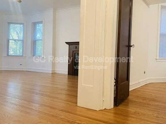 4th image of 6316 N Rockwell St APT 2