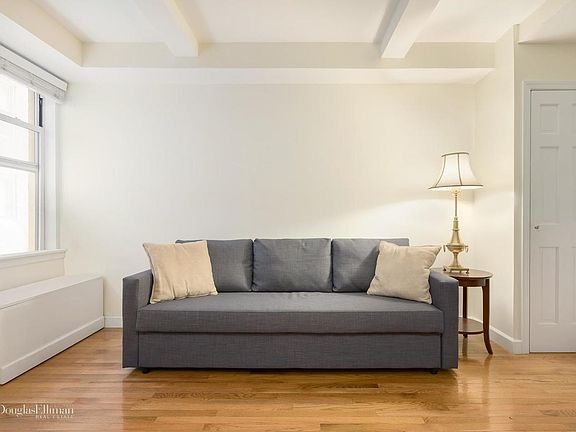 3rd image of 333 E 43rd St #111