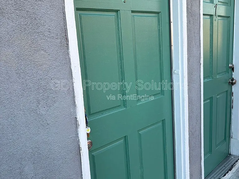 1100 Coal Ave SW #8 — Photo 2