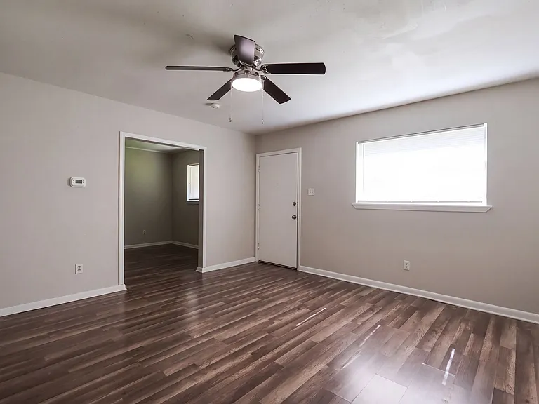 9442 Normandie Dr — Photo 2