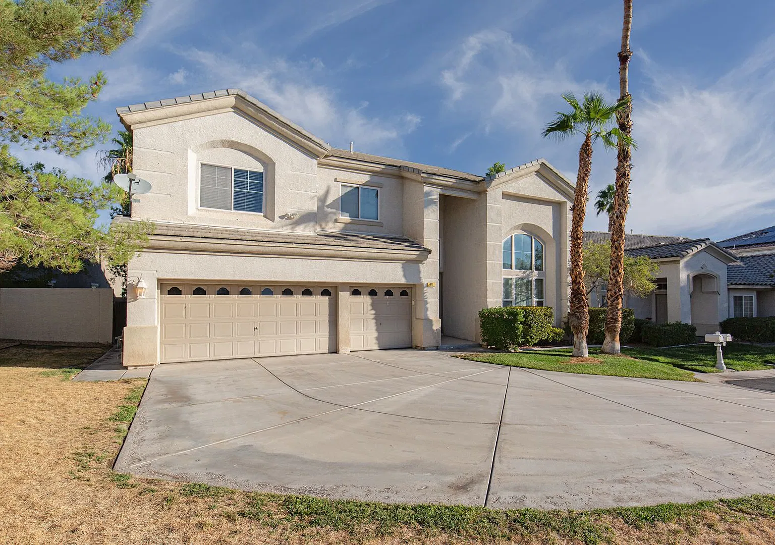 Enormous 6 bedroom home in guard gated Rhodes Ranch — Photo 1
