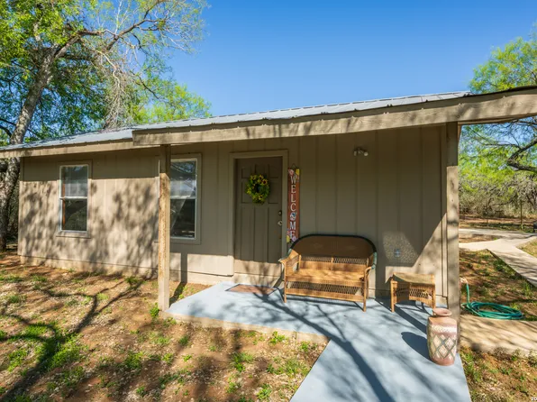 1048 County Road 640, Hondo, TX 78861