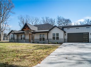 8560 S Pleasant Valley Rd, Decatur, AR 72722
