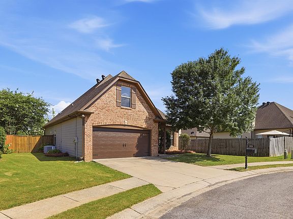 3rd image of 2304 Dunbar Cir