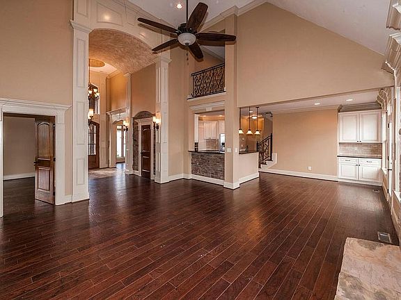 3rd image of 805 Glensprings Dr
