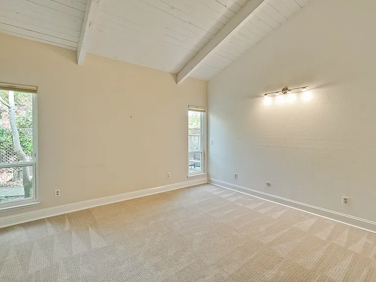 4271 Ponce Dr — Photo 16