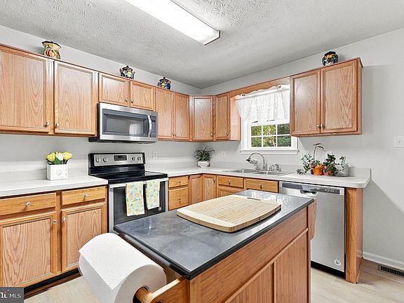 4th image of 725 Christiansen Dr