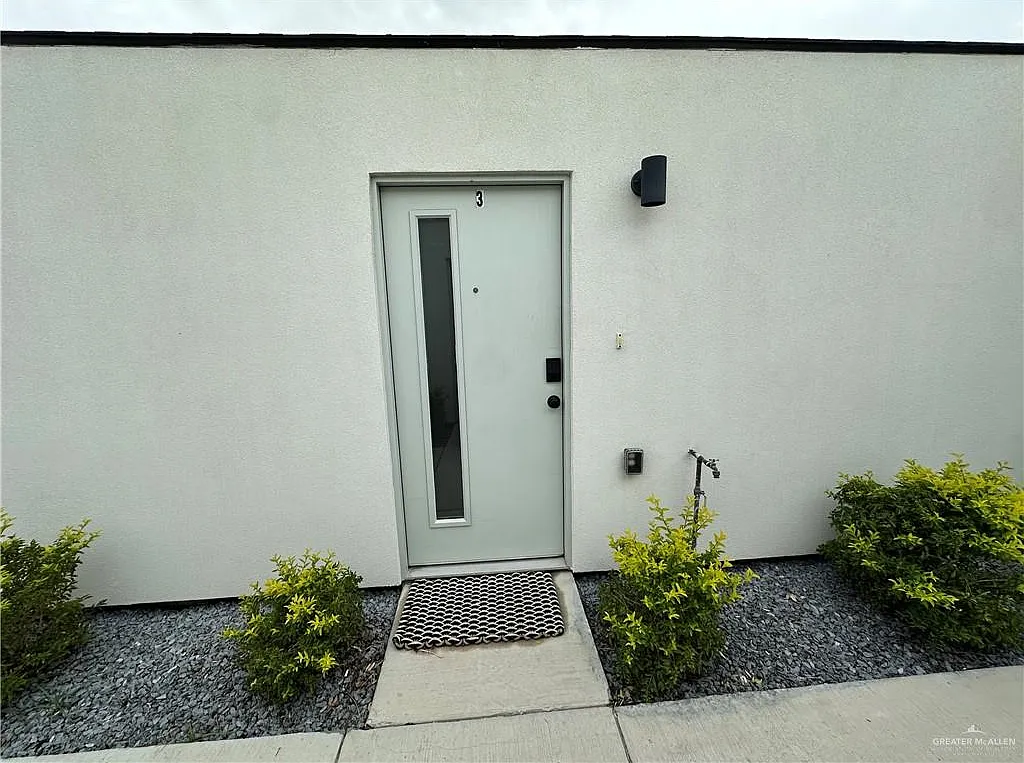 3 bed, 2.0 bath, 1125 sqft, $2,000 — Photo 2
