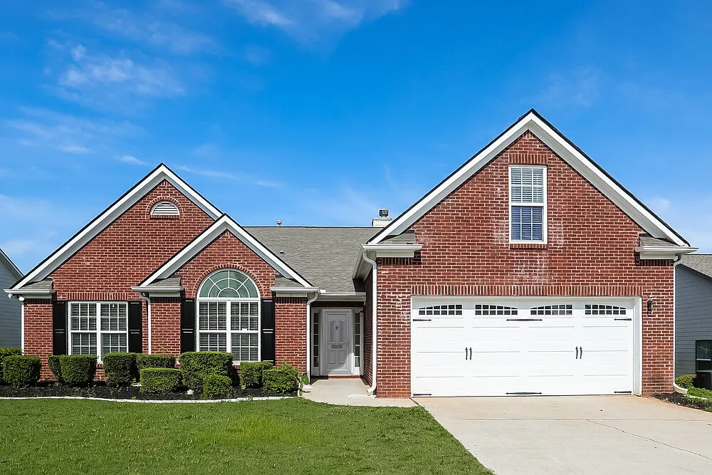 3 bed, 2.5 bath, 2628 sqft, $2,395 — Photo 1
