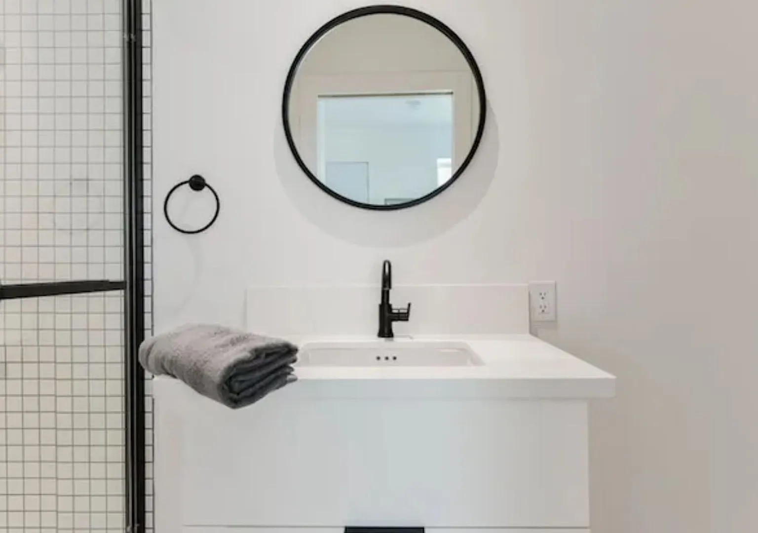 $500 Look & Lease Special! Fully Furnished Studio In Dtlv | All Utilities + Wi-Fi Included — Photo 3