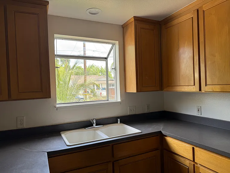 560 W Emerson Ave — Photo 12