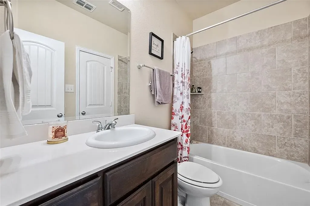3 bed, 1999 sqft, $2,800 — Photo 4