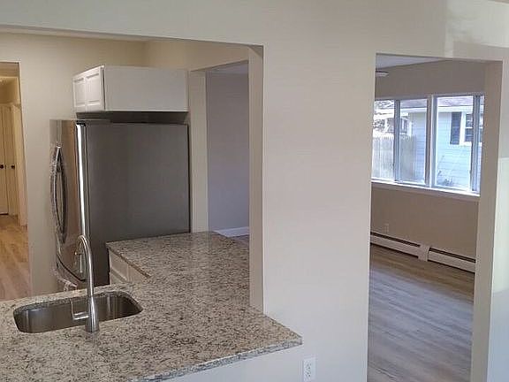 5th image of 74 Niagara Dr