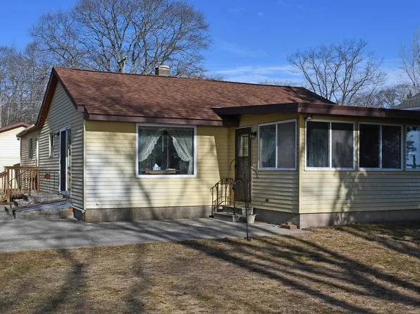 1197 S Bay Dr, Tawas City, MI 48763