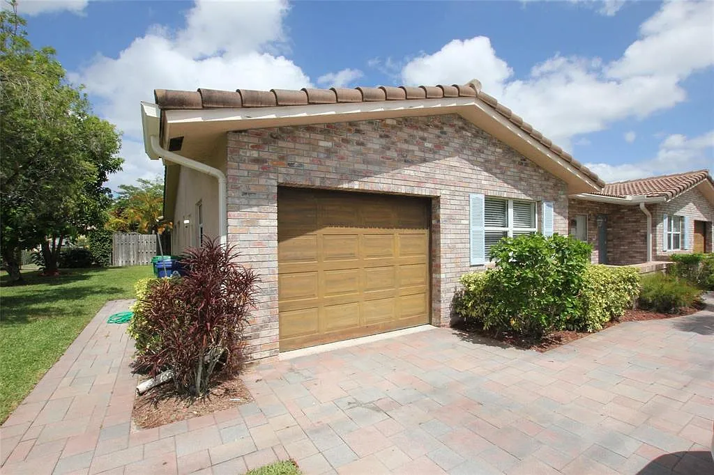 3 bed, 2.0 bath, 1584 sqft, $2,975 — Photo 3