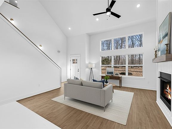3rd image of 8 York Dr