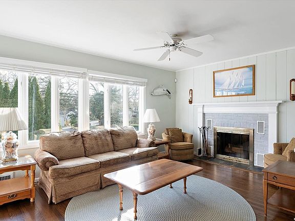 3rd image of 4985 Peconic Bay Blvd
