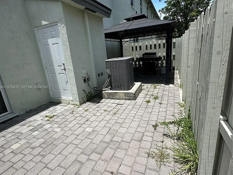 133 SE 28th Ter #8 — Photo 6