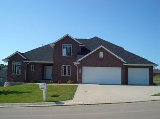 6118 Amber Ridge Dr, Dubuque, IA 52002