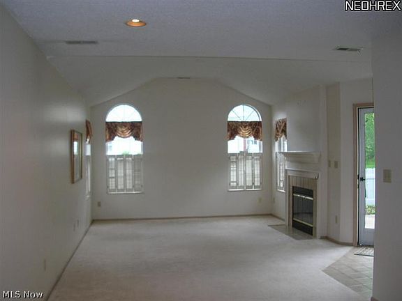 3rd image of 10 Newton Square Dr Unit 2