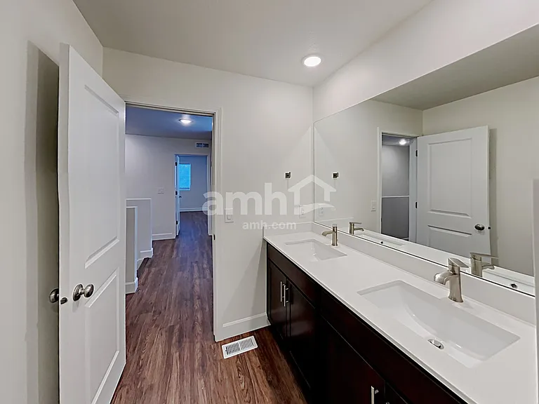 2151 E Silverado Ln — Photo 15