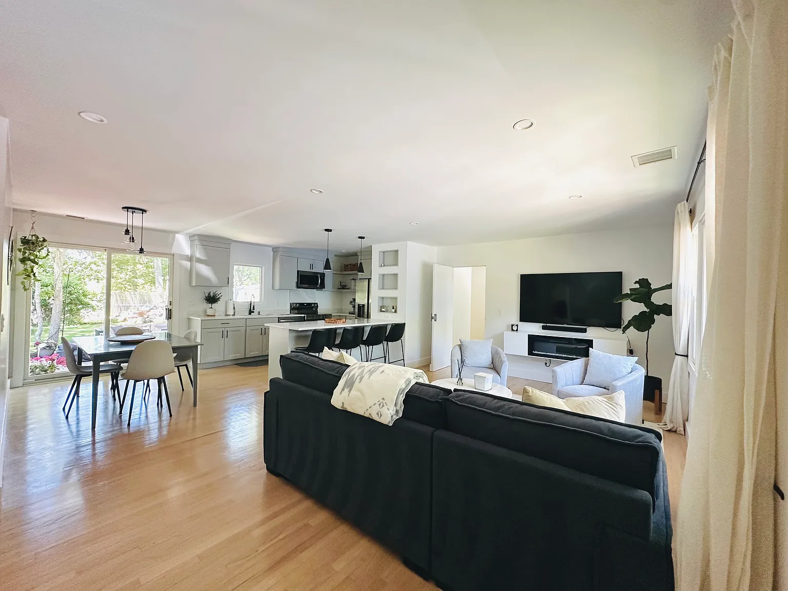 Summer Escape in Hampton Bays! Newly Renovated 4 Bedroom Retreat — Photo 3