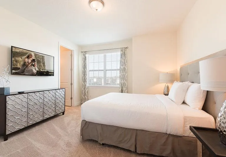 Suite 1B(Owner's Suite): 1 King Size Bed 76"*80"