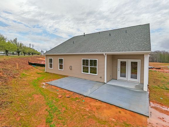 These photos are representative of this floor plan, but all options may not be available in every co