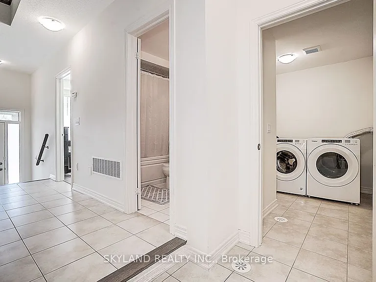 459 Dundas St E — Photo 4