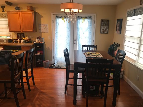 Dining nook w/French doors
