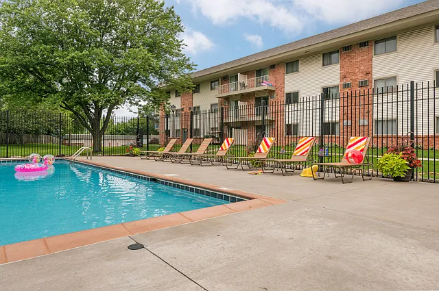Parkwood Pointe Apartments — Photo 14