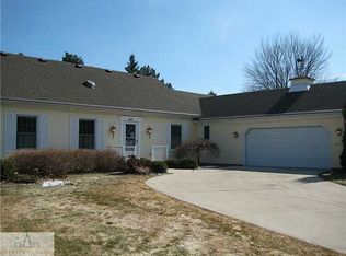 819 Ledge Moor Blvd, Grand Ledge, MI 48837