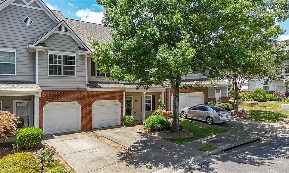 2414 Suwanee Pointe Dr