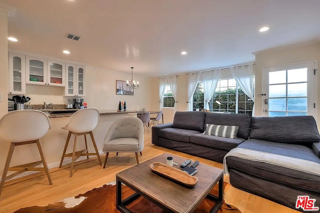 2 bed, 2.0 bath, 1400 sqft, $5,200 — Photo 3