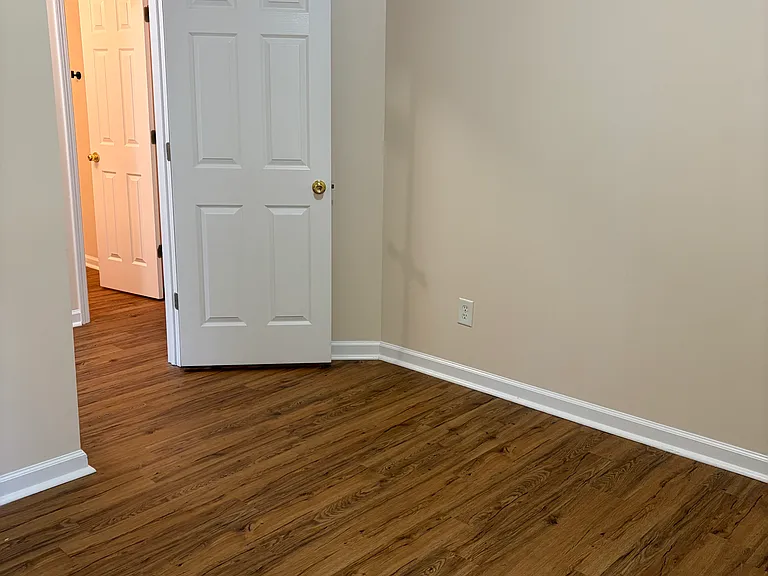 214 Bainbridge Cir — Photo 9