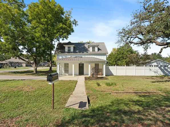 200 N Ewing St, Boyd, TX 76023