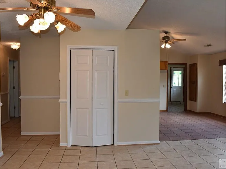 5830 Lost Creek Dr — Photo 3