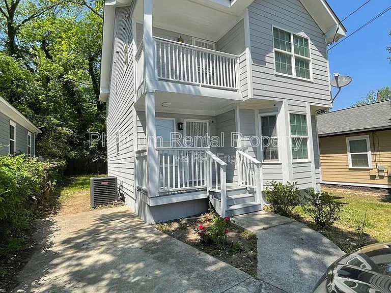 1135 Coleman St SW — Photo 3