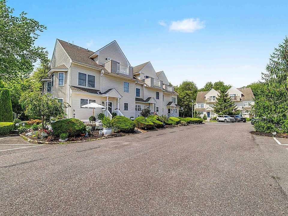 1st image of 202 Maxwell Ct Unit 202
