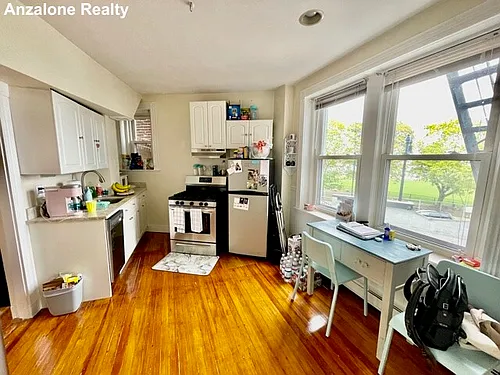 109 Charter St Photo 1